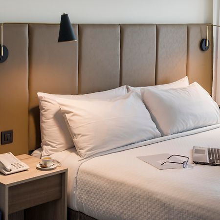 Crowne Plaza Lima By Ihg Exterior foto A guest room at the Hilton London Heathrow