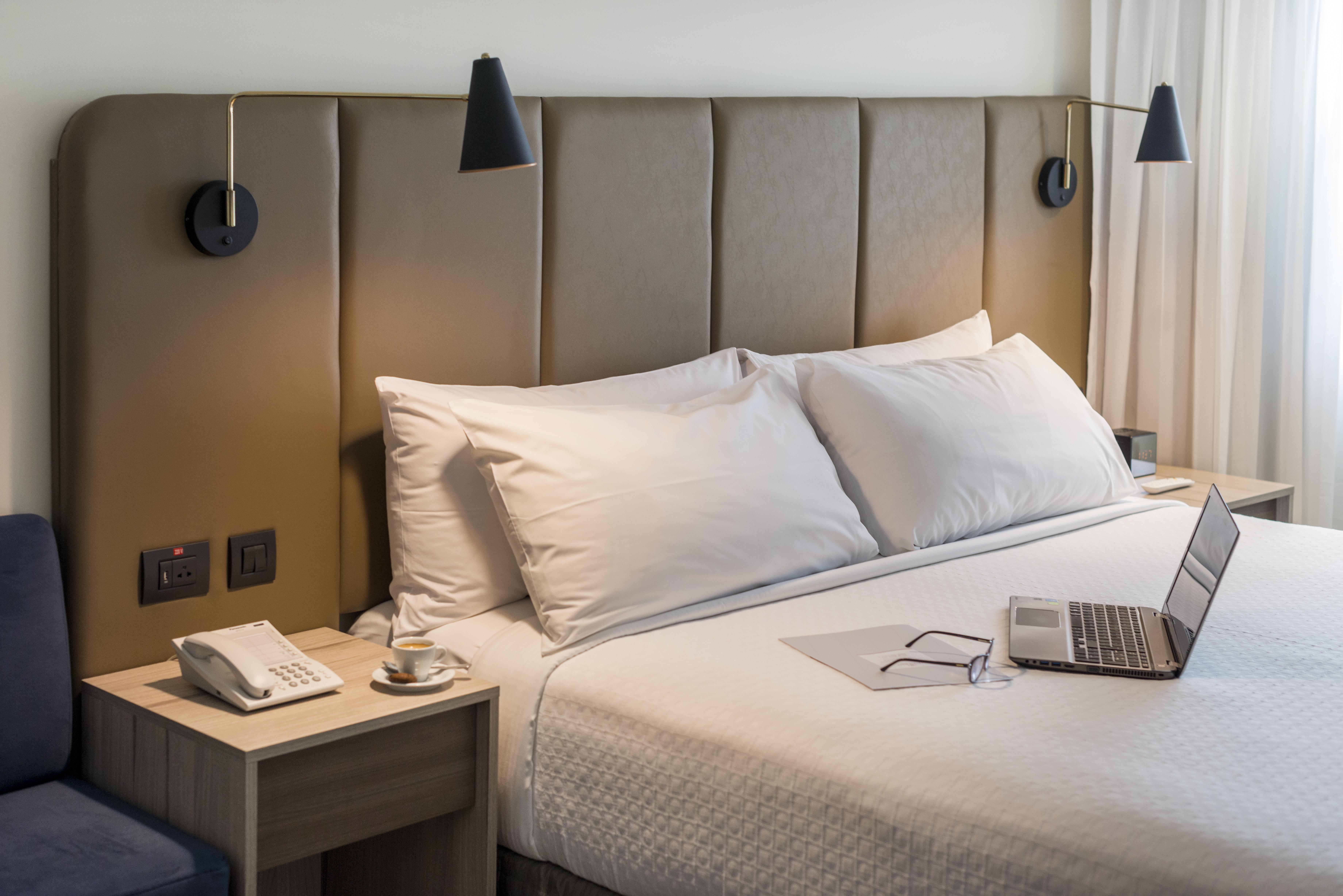 Crowne Plaza Lima By Ihg Exterior foto A guest room at the Hilton London Heathrow