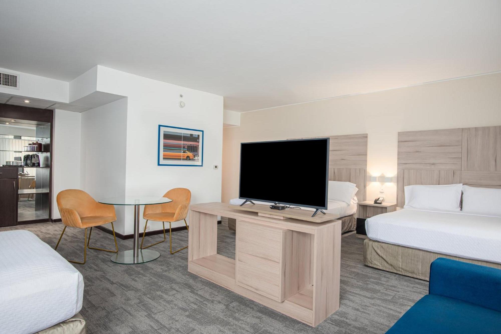 Crowne Plaza Lima By Ihg Exterior foto A room at the Hilton Garden Inn in San Francisco
