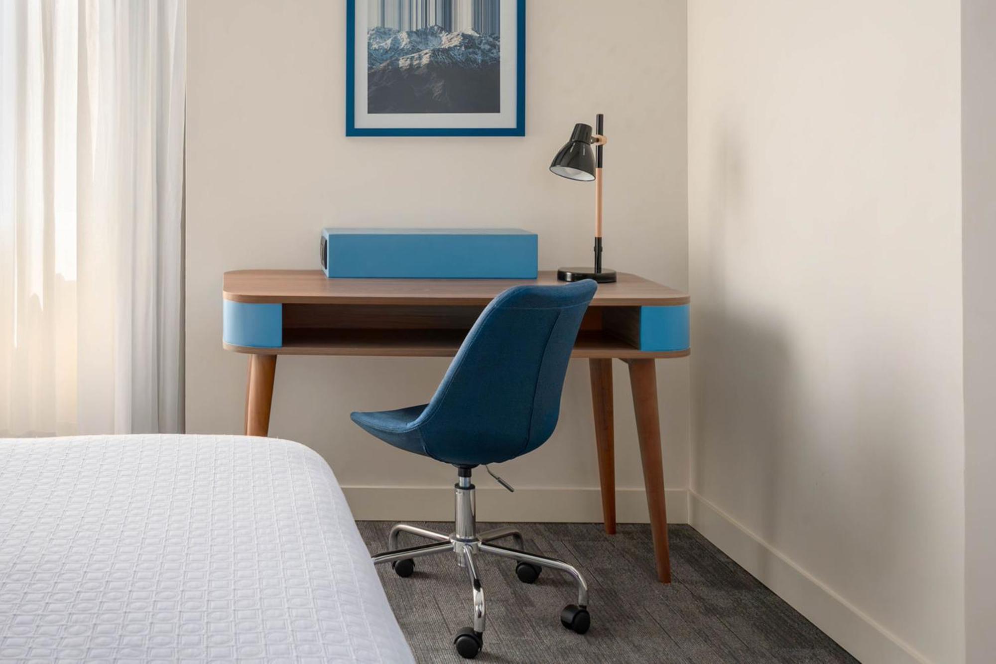 Crowne Plaza Lima By Ihg Exterior foto A work desk in a hotel room