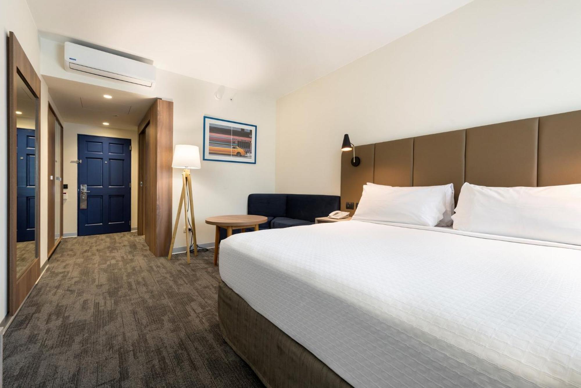 Crowne Plaza Lima By Ihg Exterior foto A room at the Holiday Inn Express in the UK